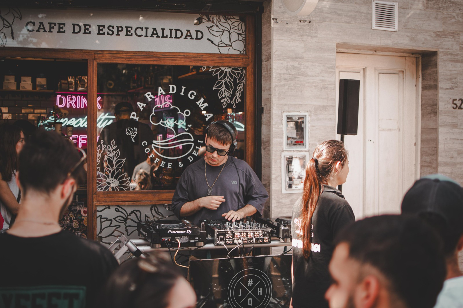 DJ tocando en vivo en un café